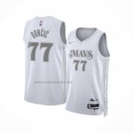 Camiseta Dallas Mavericks Luka Doncic #77 Ciudad 2024-25 Blanco